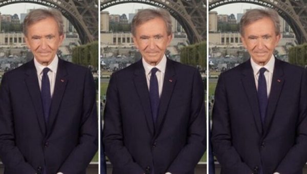 Bernard Arnault pose devant la tour Eiffel pour officialiser le partenariat de son groupe LVMH avec les JO de Paris 2024 // Source : Capture d'écran Instagram