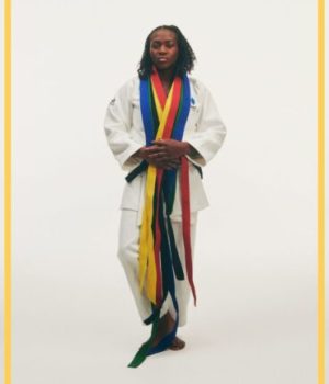 Clarisse Agbegnenou pose dans son kimono conçu pour les Jeux Olympiques de Paris 2024 par Stéphane Ashpool avec Le Coq Sportif // Source : Le Coq Sportif