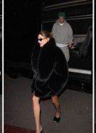 Hailey Bieber dans un grand manteau de fourrure // Source : @haileybieber