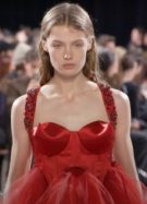 Défilé Jean Paul Gaultier haute couture par Simone Rocha // Source : Capture d'écran YouTube