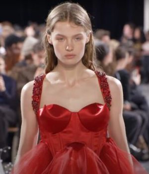 Défilé Jean Paul Gaultier haute couture par Simone Rocha // Source : Capture d'écran YouTube