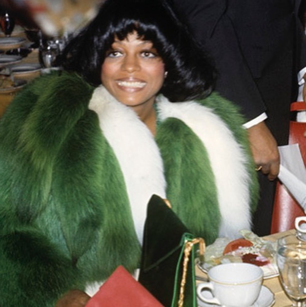 Diana Ross dans la fameuse fourrure verte Saint Laurent de la collection du scandale « Libération » aux Image Awards en 1972