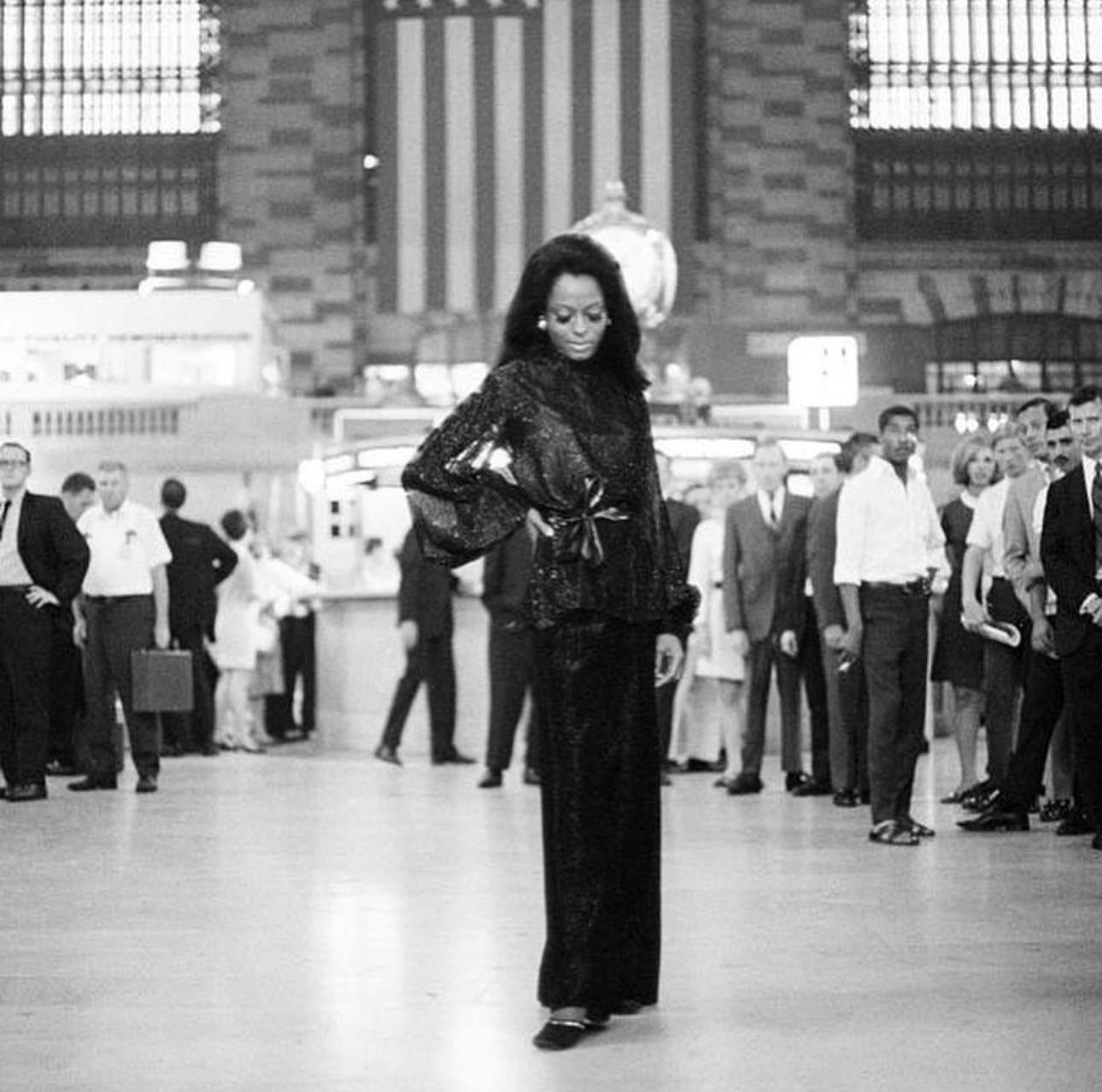 Diana Ross, hiératique, à Grand Central Station en 1968