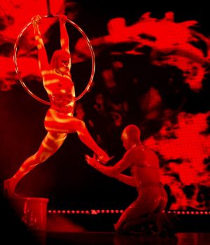 Julie Demont domine en talons hauts depuis son cerceau aérien pour Fantasma Circus Erotica // Source : Inès Pollon Julie Demont domine en talons hauts depuis son cerceau aérien pour Fantasma Circus Erotica // Source : Inès Pollon