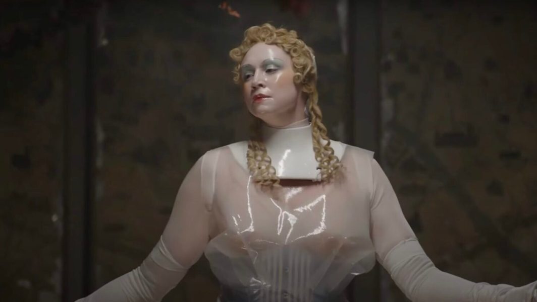 Gwendoline Christie a clôturé le défilé Maison Margiela Artisanal 2024 par John Galliano // Source : Capture d'écran YouTube