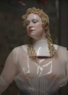 Gwendoline Christie a clôturé le défilé Maison Margiela Artisanal 2024 par John Galliano // Source : Capture d'écran YouTube