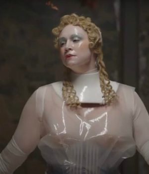 Gwendoline Christie a clôturé le défilé Maison Margiela Artisanal 2024 par John Galliano // Source : Capture d'écran YouTube