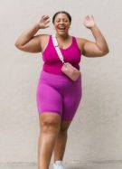 Une mannequin plus size pose dans des vêtements de sport colorés de la marque Lululemon // Source : Capture d'écran instagram