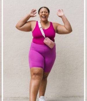 Une mannequin plus size pose dans des vêtements de sport colorés de la marque Lululemon // Source : Capture d'écran instagram