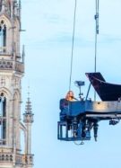 SANTA a chanté Popcorn Salé suspendue avec son piano à une grue, 40 m au-dessus du sol de Bruxelles // Source : Capture d'écran YouTube