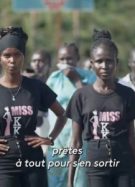 Des jeunes femmes sud-soudanaises en train de s'entraîner à défiler dans un camp de réfugiés kenyan // Source : Capture d'écran du reportage « Envoyé spécial : Le rêve brisé des belles du désert »