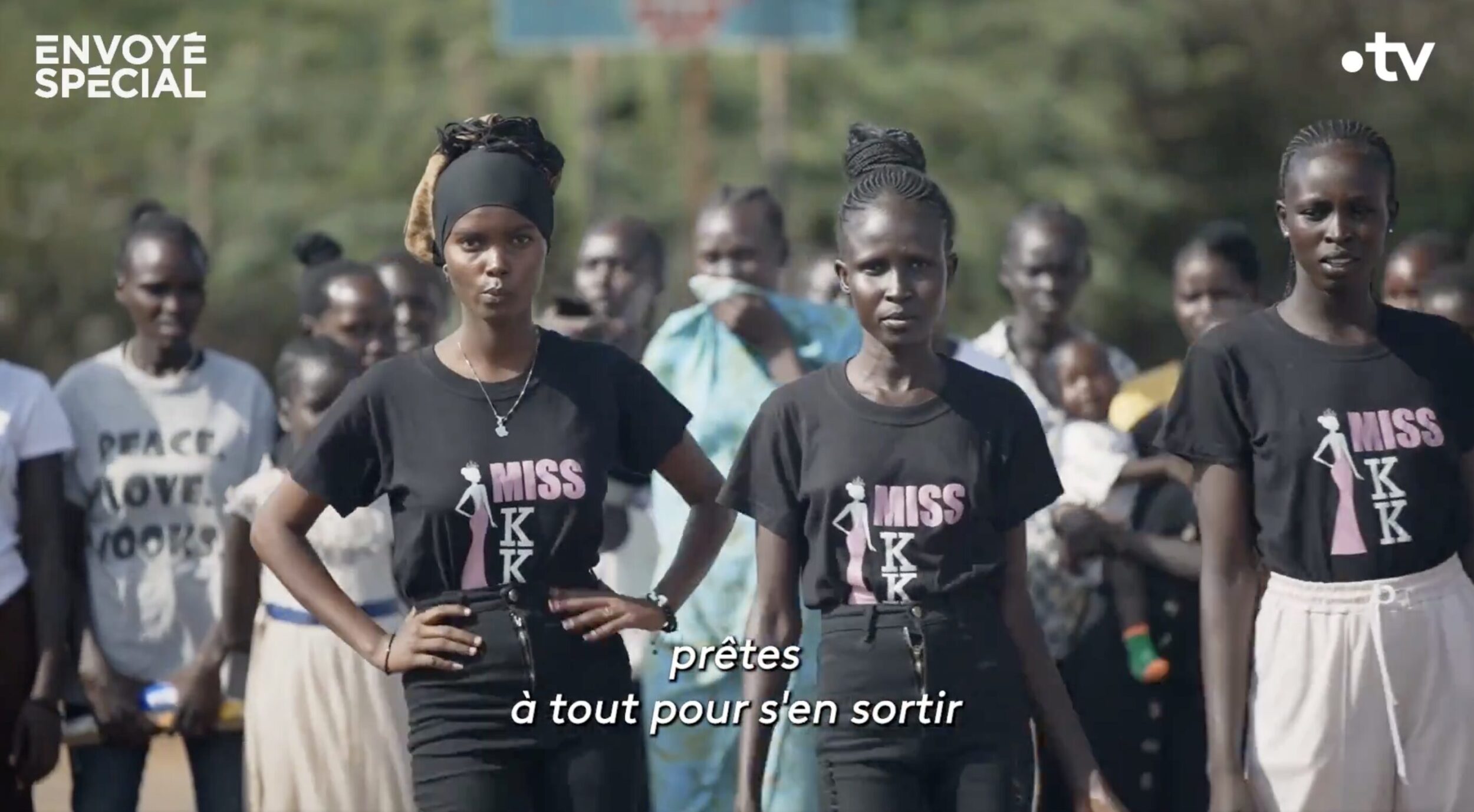 Des jeunes femmes sud-soudanaises en train de s'entraîner à défiler dans un camp de réfugiés kenyan // Source : Capture d'écran du reportage « Envoyé spécial : Le rêve brisé des belles du désert »