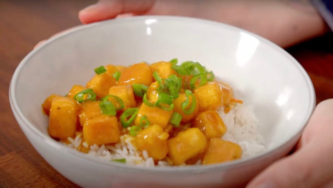 La recette vegan, crousti-fondante et sucrée-salée, du tofu à l'orange de La Petite Okara // Source : Capture d'écran YouTube