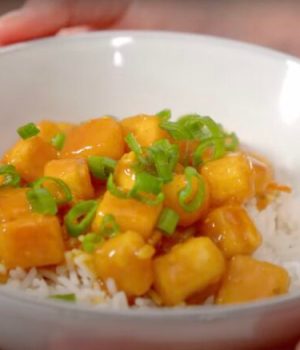 La recette vegan, crousti-fondante et sucrée-salée, du tofu à l'orange de La Petite Okara // Source : Capture d'écran YouTube