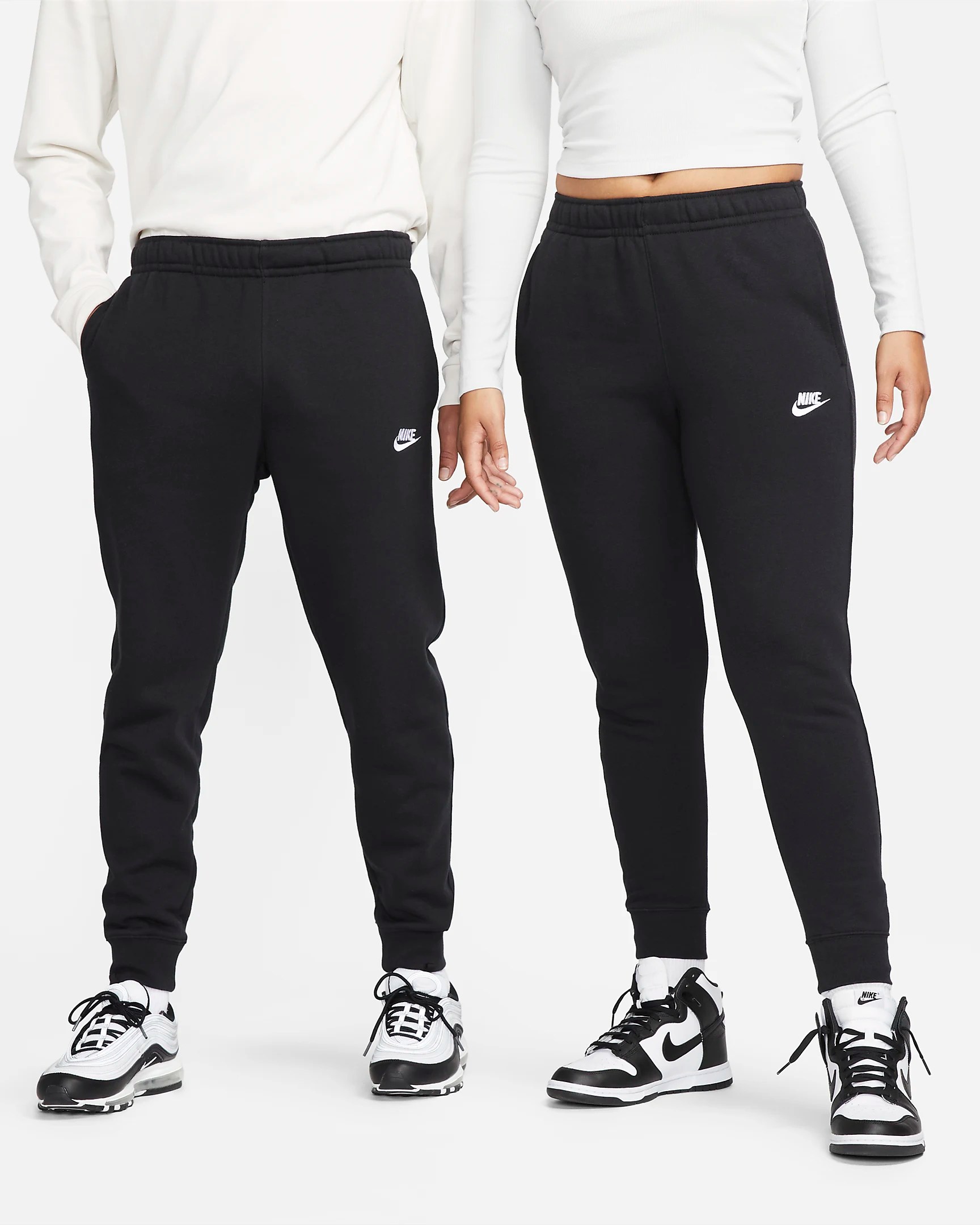 Le pantalon de jogging noir Sportswear Club Fleece // Source: Nike