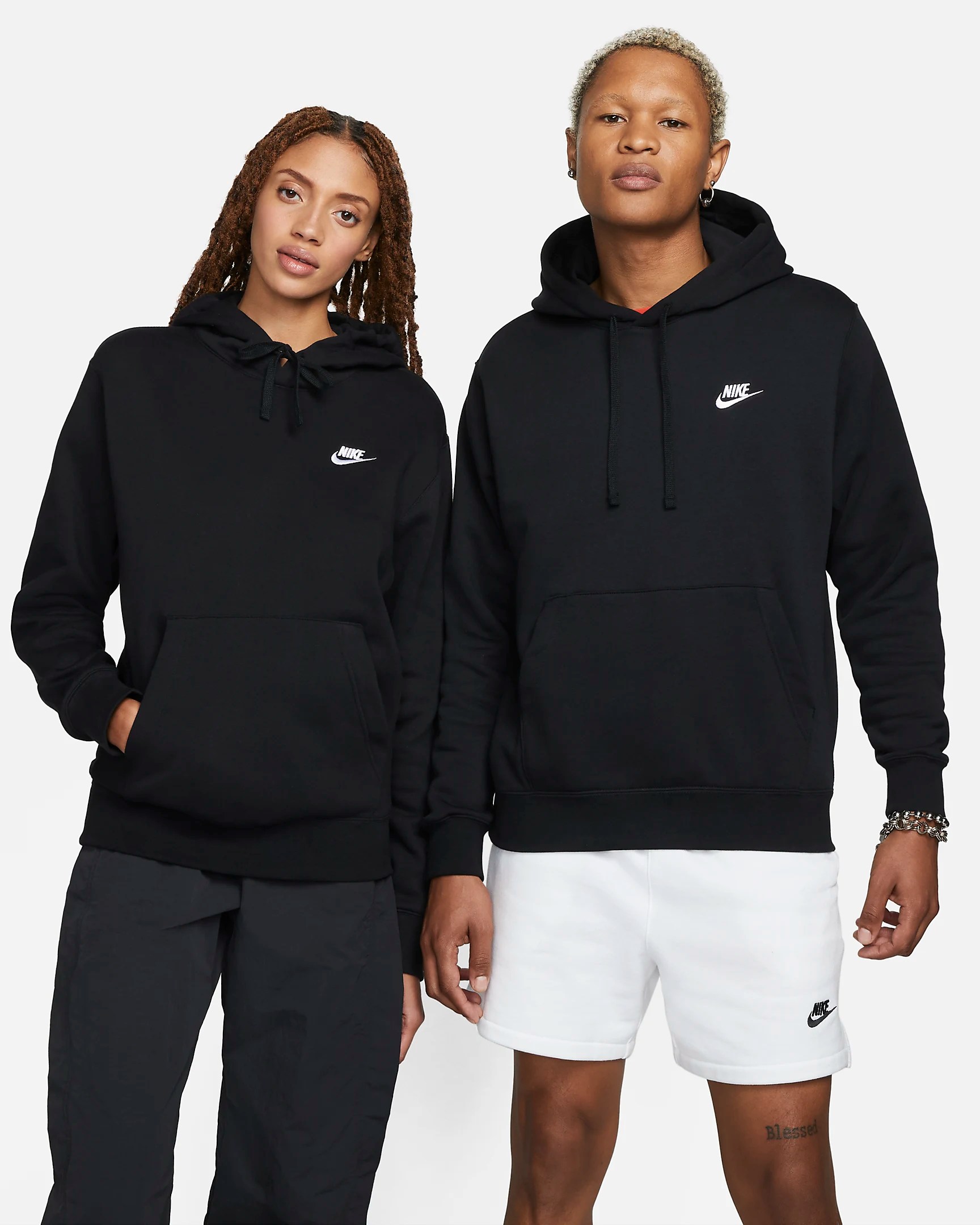Le sweat noir Sportswear Club Fleece // Source: Nike