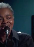 Tracy Chapman chante "Fast Car" aux Grammys, faisant pleurer tout le monde (et peut-être vous aussi) // Source : Capture d'écran vidéo Twitter