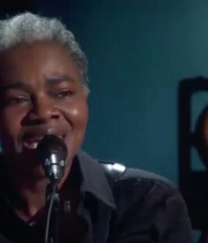 Tracy Chapman chante "Fast Car" aux Grammys, faisant pleurer tout le monde (et peut-être vous aussi) // Source : Capture d'écran vidéo Twitter