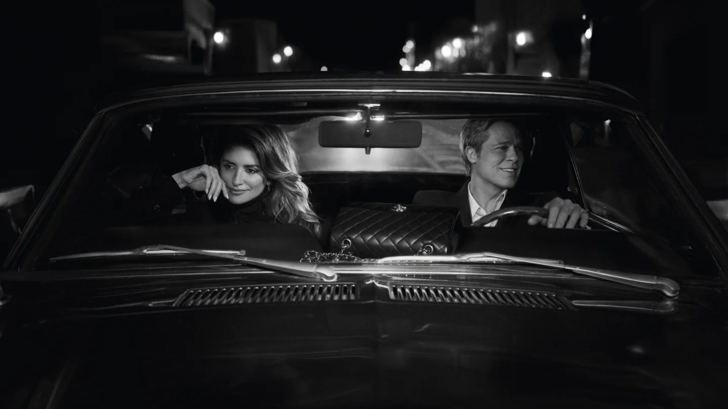 Brad Pitt et Penelope Cruz, stars du défilé Chanel automne-hiver 2024-2025 // Source : Capture d'écran YouTube de Chanel