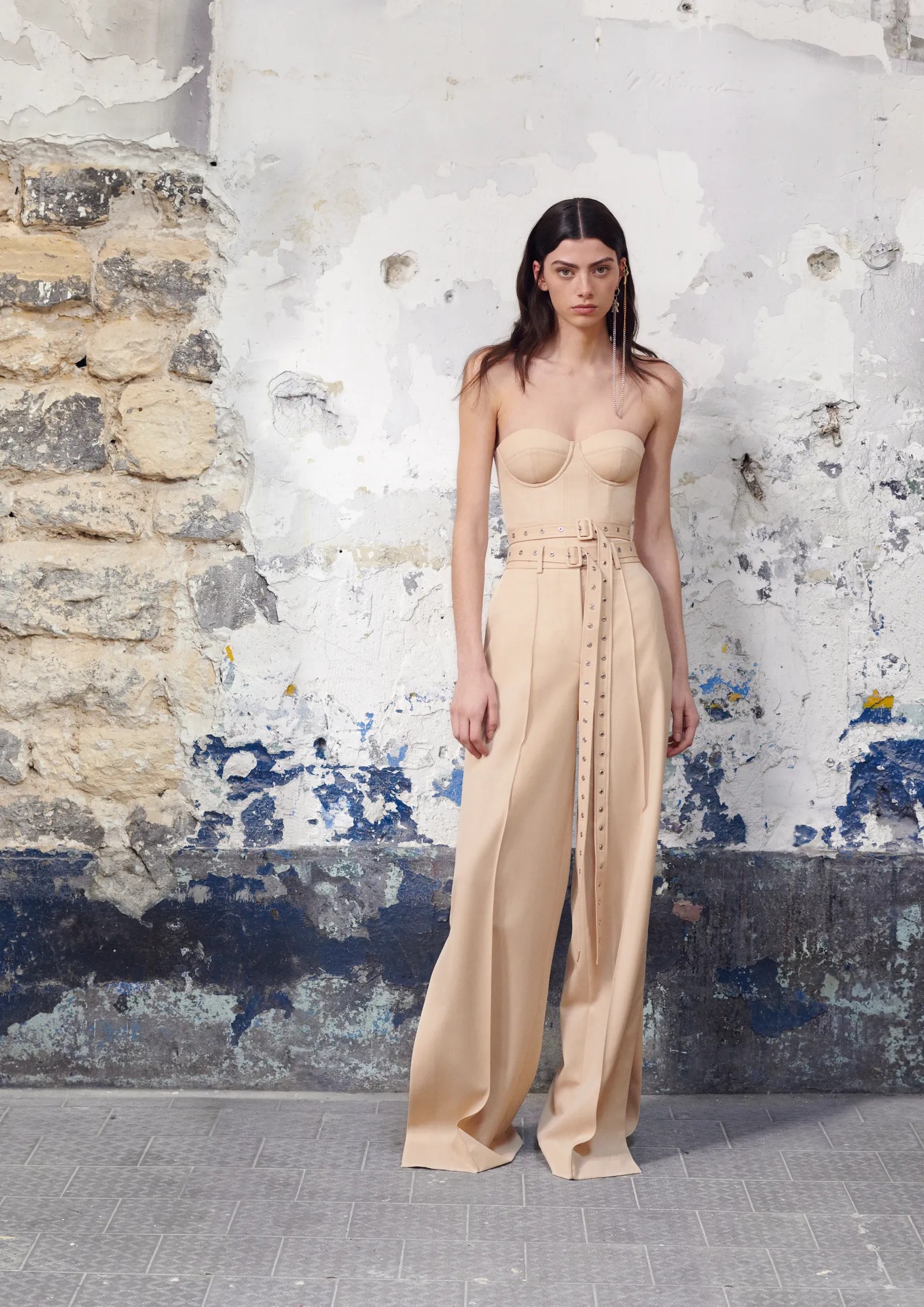 Un bustier et un pantalon de la collab’ entre rokh et H&M