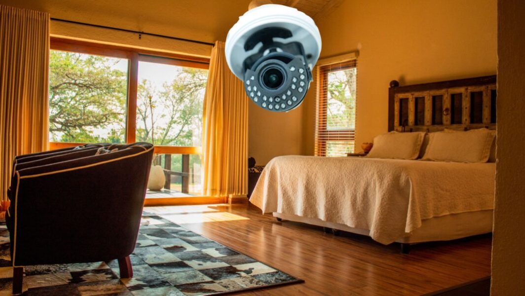 Une caméra de surveillance dans une chambre de parahôtellerie (Montage Madmoizelle) // Source : Goodlot Dupwa de Pexels / OLEKSANDR KOZACHOK de Getty Images / 