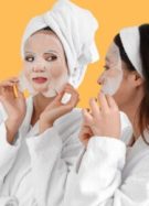 Deux femmes en peignoir de bain en train de s'appliquer un masque en tissu sur le visage // Source : Pixelshot
