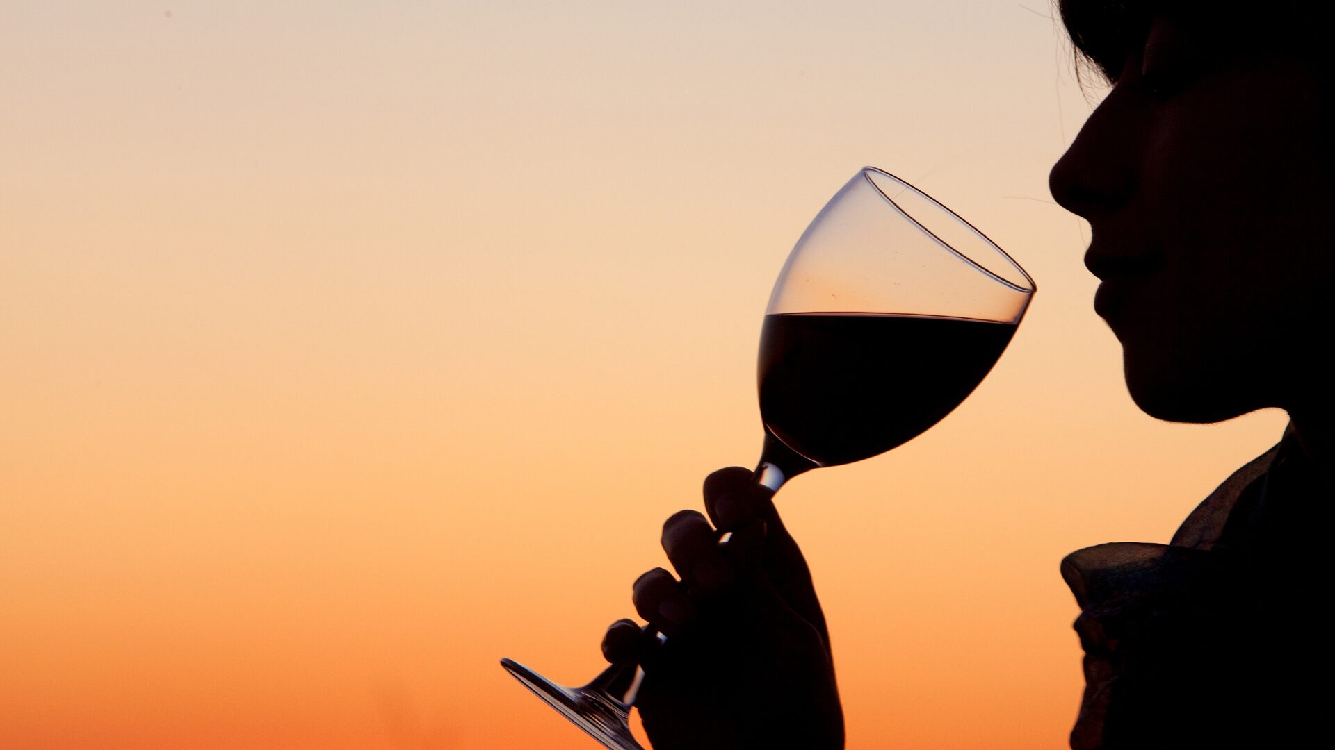 femme-boit-alcool // Source : URL