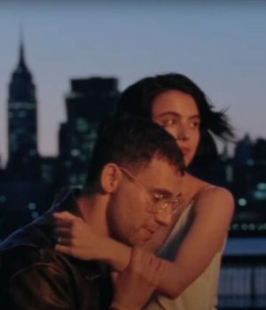 Jack Antonoff & Margaret Qualley dans le clip de Tiny Moves, issu du quatrième album du groupe Bleachers // Source : Capture d'écran YouTube