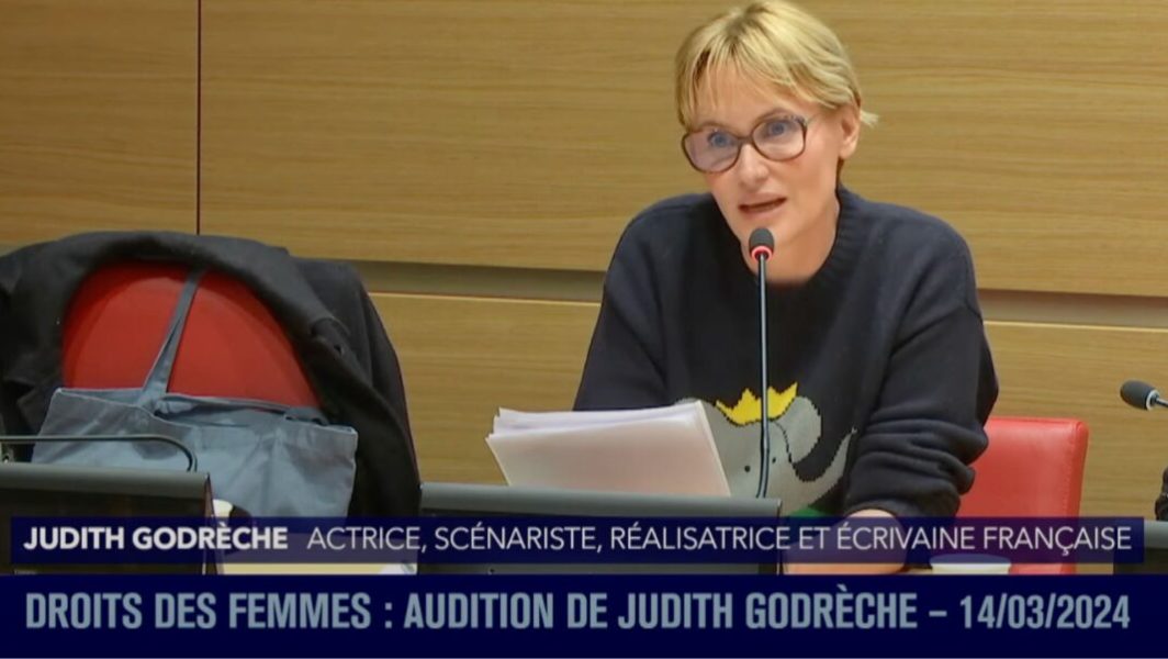 Judith Godrèche est auditionnée par les députés sur les violences sexuelles dans le cinéma le 14 mars 2024 // Source : Capture d'écran YouTube de la chaîne LCP