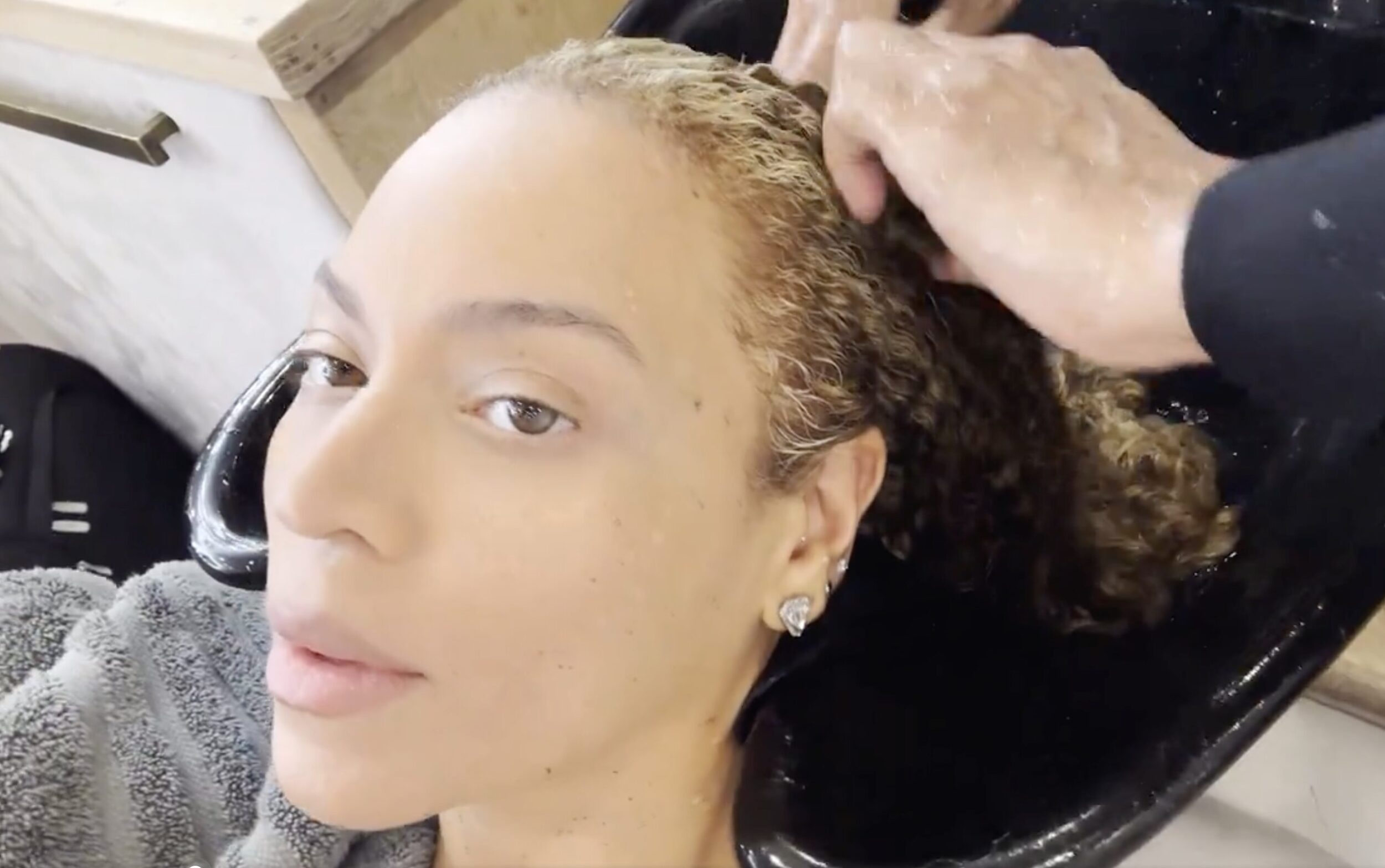 Beyoncé en train d’être shampouinée par son coiffeur privé avec des produits de sa marque Cécred
