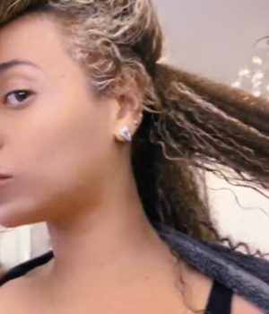 Beyoncé révèle sa routine cheveux texturés, et montre enfin sa vraie chevelure frisée // Source : Capture d'écran Twitter