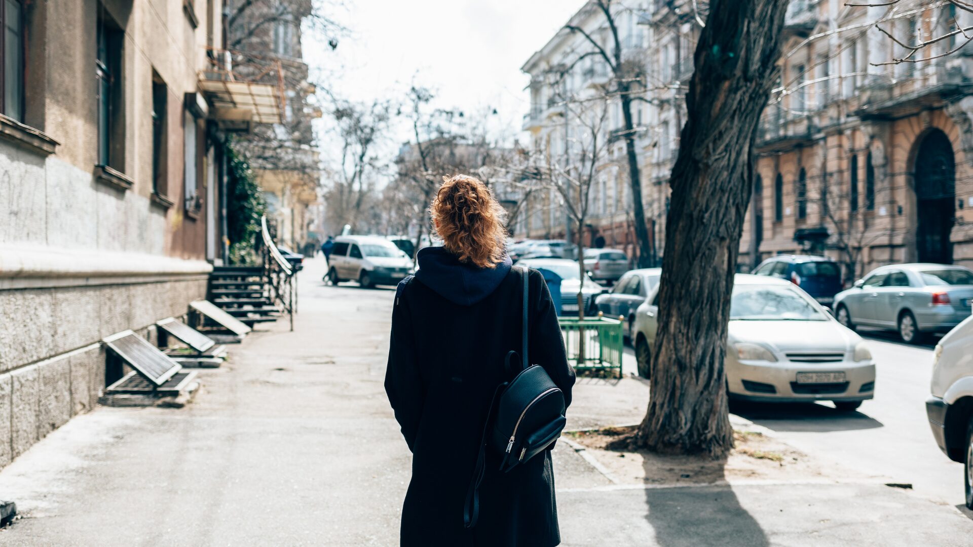 femme-de-dos // Source : URL