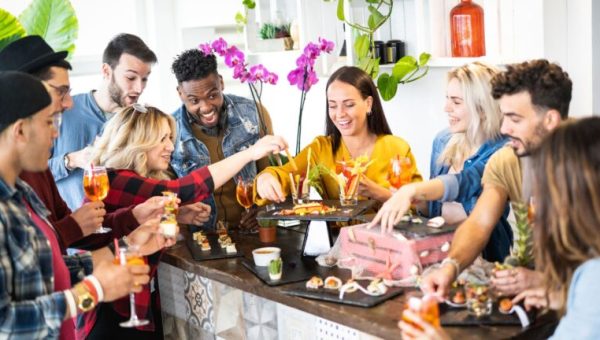 De jeunes modernes en train de prendre un apéro sans alcool // Source : View Apart (via Canva)