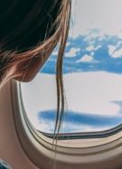 femme-avion-hublot // Source : Pexels