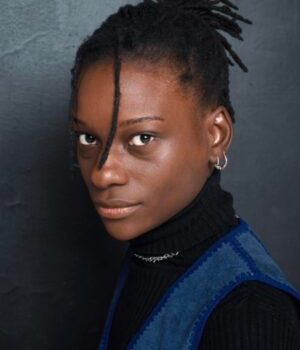 Portrait de l'autrice de La Charge raciale, Douce Dibondo, par Céline Nieszawer // Source : Céline Nieszawer