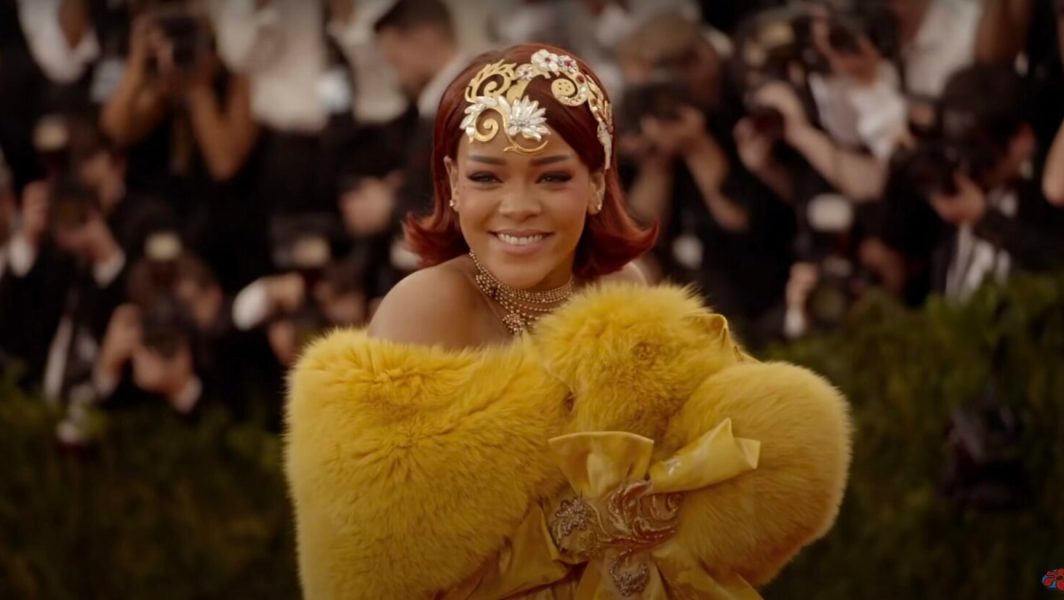 Rihanna au Met Gala de 2015 // Source : Capture d'écran YouTube