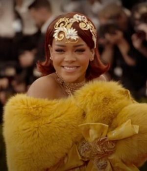 Rihanna au Met Gala de 2015 // Source : Capture d'écran YouTube