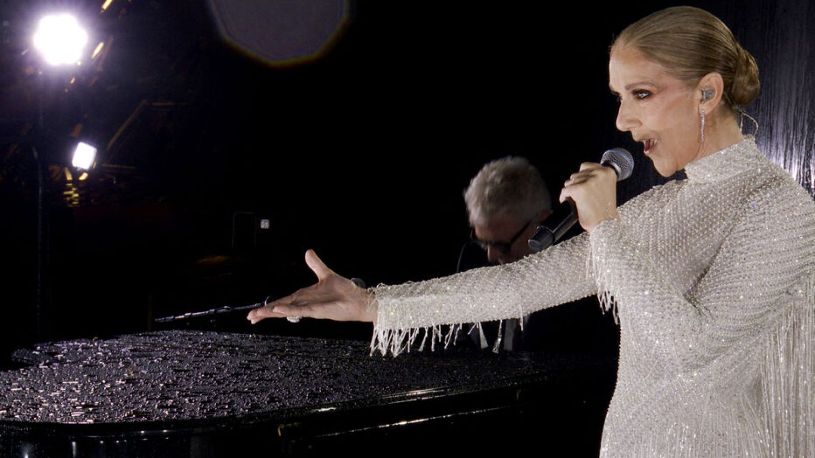 Cérémonies d’ouverture des JO 2024 : où voir les robes de Céline Dion et Aya Nakamura ?