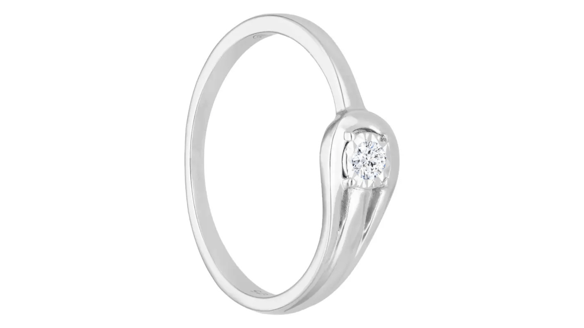 Avec son diamant et son or blanc, cette bague Divine est un véritable intemporel // Crédit: Ocarat