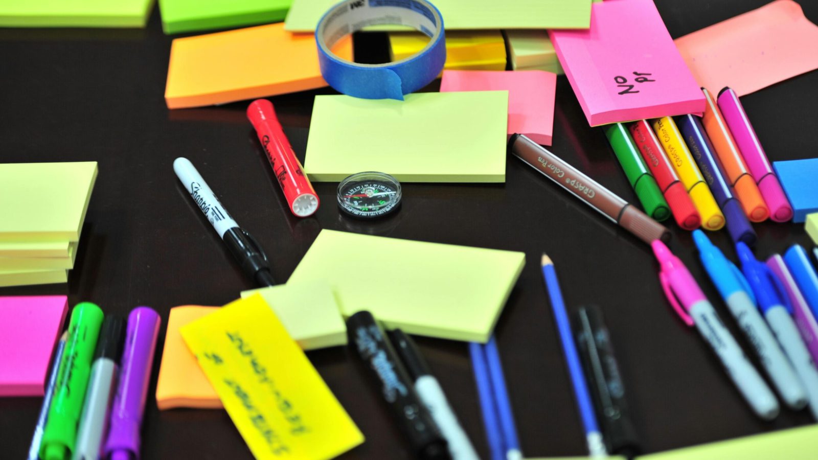 When to buy school materials to pay less in 2025?
