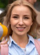 Pour la sortie de la démo, il serait préférable de la sortir publiquement le 1er octobre en soirée (vers 18h–20h). Cela vous donne le temps de vérifier le build dans la journée et garantit que Steam la prendra bien en compte pour l’avant-première presse du 2 octobre.
J'ai déjà commencé à contacter quelques journalistes sans trop de succès. Je prévois d'envoyer une nouvelle salve avec le communiqué de presse le 1er octobre également afin que les journalistes aient l’info + le presskit au moment où la démo devient disponible.
Pour les influenceurs, ils n’ont pas accès à la Press Preview officielle, donc je prévois de leur transmettre le lien démo dès le 1er octobre. Cela leur donnera le temps de produire du contenu en avance et de programmer des diffusions juste avant ou pendant le Next Fest.
Enfin, d'après ce que j'ai compris de la documentation officielle Steamworks, il est possible d’envoyer une notification (email + appli mobile) aux joueurs ayant wishlisté le jeu. Le déclenchement est manuel et disponible une seule fois dans les 14 jours suivant la première mise en ligne de la démo.
Si la démo est publiée le 1er octobre, vous devriez avoir jusqu’au 15 octobre environ pour utiliser cette notification. On pourrait donc la programmer stratégiquement au 13 octobre, mais il faudra bien vérifier que le bouton soit disponible dans Steamworks à ce moment-là.
Pour la sortie de la démo, il serait préférable de la sortir publiquement le 1er octobre en soirée (vers 18h–20h). Cela vous donne le temps de vérifier le build dans la journée et garantit que Steam la prendra bien en compte pour l’avant-première presse du 2 octobre.
J'ai déjà commencé à contacter quelques journalistes sans trop de succès. Je prévois d'envoyer une nouvelle salve avec le communiqué de presse le 1er octobre également afin que les journalistes aient l’info + le presskit au moment où la démo devient disponible.
Pour les influenceurs, ils n’ont pas accès à la Press Preview officielle, donc je prévois de leur transmettre le lien démo dès le 1er octobre. Cela leur donnera le temps de produire du contenu en avance et de programmer des diffusions juste avant ou pendant le Next Fest.
Enfin, d'après ce que j'ai compris de la documentation officielle Steamworks, il est possible d’envoyer une notification (email + appli mobile) aux joueurs ayant wishlisté le jeu. Le déclenchement est manuel et disponible une seule fois dans les 14 jours suivant la première mise en ligne de la démo.
Si la démo est publiée le 1er octobre, vous devriez avoir jusqu’au 15 octobre environ pour utiliser cette notification. On pourrait donc la programmer stratégiquement au 13 octobre, mais il faudra bien vérifier que le bouton soit disponible dans Steamworks à ce moment-là.