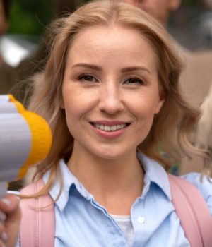 
Pour la sortie de la démo, il serait préférable de la sortir publiquement le 1er octobre en soirée (vers 18h–20h). Cela vous donne le temps de vérifier le build dans la journée et garantit que Steam la prendra bien en compte pour l’avant-première presse du 2 octobre.

J'ai déjà commencé à contacter quelques journalistes sans trop de succès. Je prévois d'envoyer une nouvelle salve avec le communiqué de presse le 1er octobre également afin que  les journalistes aient l’info + le presskit au moment où la démo devient disponible.

Pour les influenceurs, ils n’ont pas accès à la Press Preview officielle, donc je prévois de leur transmettre le lien démo dès le 1er octobre. Cela leur donnera le temps de produire du contenu en avance et de programmer des diffusions juste avant ou pendant le Next Fest.

Enfin, d'après ce que j'ai compris de la documentation officielle Steamworks, il est possible d’envoyer une notification (email + appli mobile) aux joueurs ayant wishlisté le jeu. Le déclenchement est manuel et disponible une seule fois dans les 14 jours suivant la première mise en ligne de la démo.

Si la démo est publiée le 1er octobre, vous devriez avoir jusqu’au 15 octobre environ pour utiliser cette notification. On pourrait donc la programmer stratégiquement au 13 octobre, mais il faudra bien vérifier que le bouton soit disponible dans Steamworks à ce moment-là.