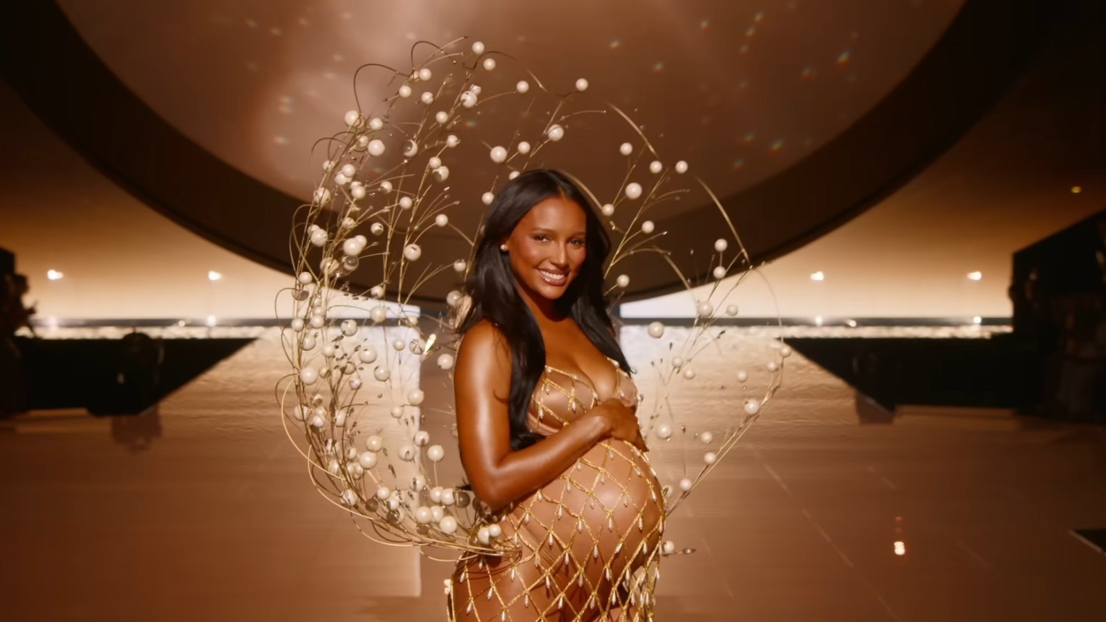 Enceinte de 9 mois, Jasmine Tookes Ã©lectrise le podium : une cÃ©lÃ©bration du corps...