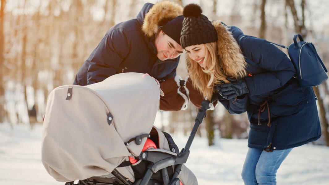 Cet accessoire miracle garde bébé au chaud dans la poussette même quand il gèle