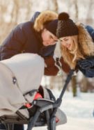 Cet accessoire miracle garde bébé au chaud dans la poussette même quand il gèle
