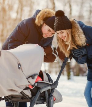 Cet accessoire miracle garde bébé au chaud dans la poussette même quand il gèle