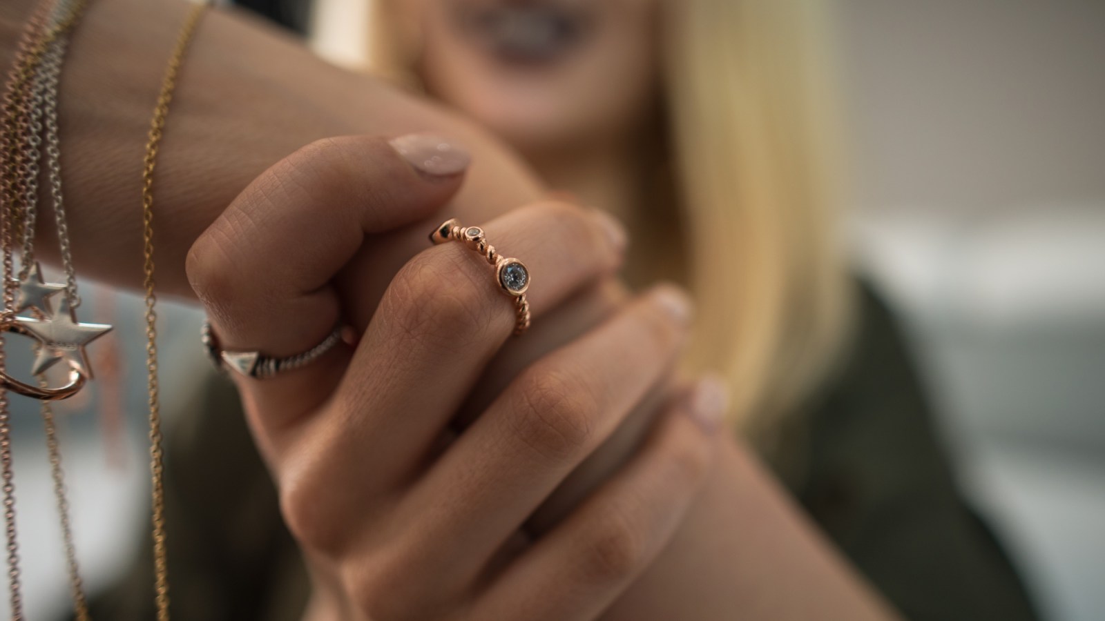 Bague, collier, bracelet : comment trouver le bijou adapté à votre style et votre morphologie