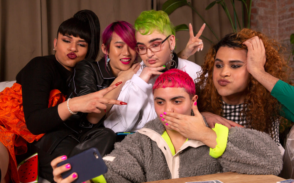 gender spectrum collection photo inclusive personnes transgenre non binaires selfie