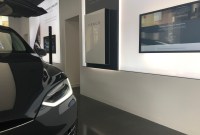 Avec sa boutique en plein cœur de Paris, Tesla se rêve en champion de l'énergie renouvelable