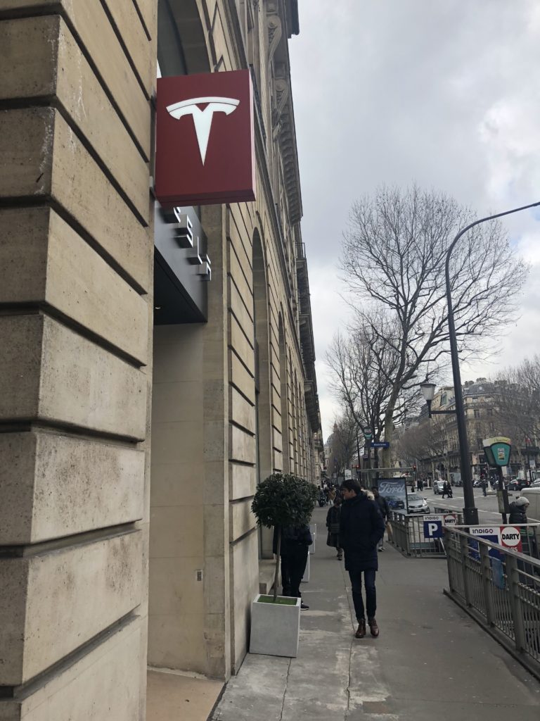 Boutique Tesla à Paris